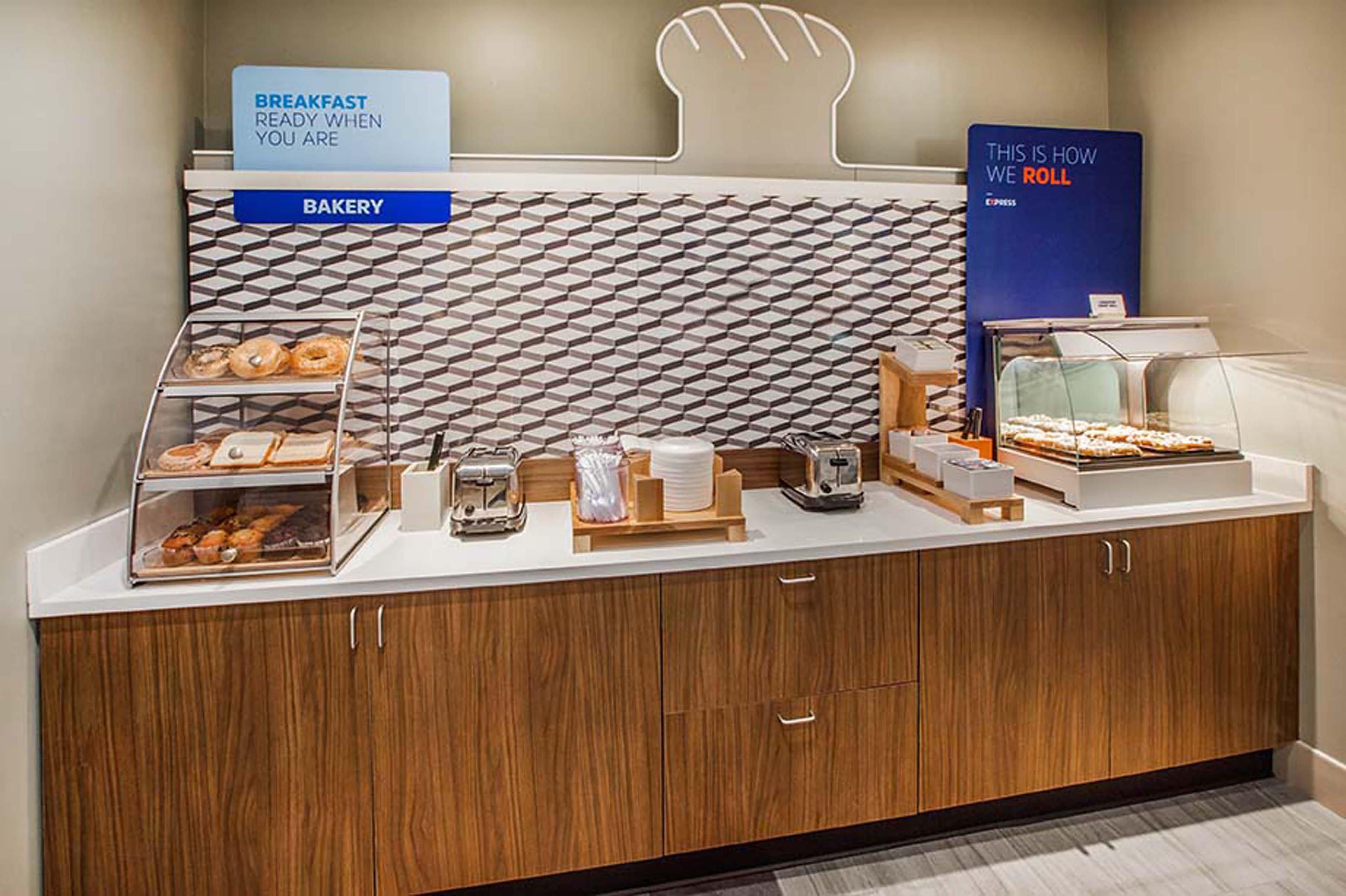 Holiday Inn Express - Richmond Downtown By Ihg Exterior photo